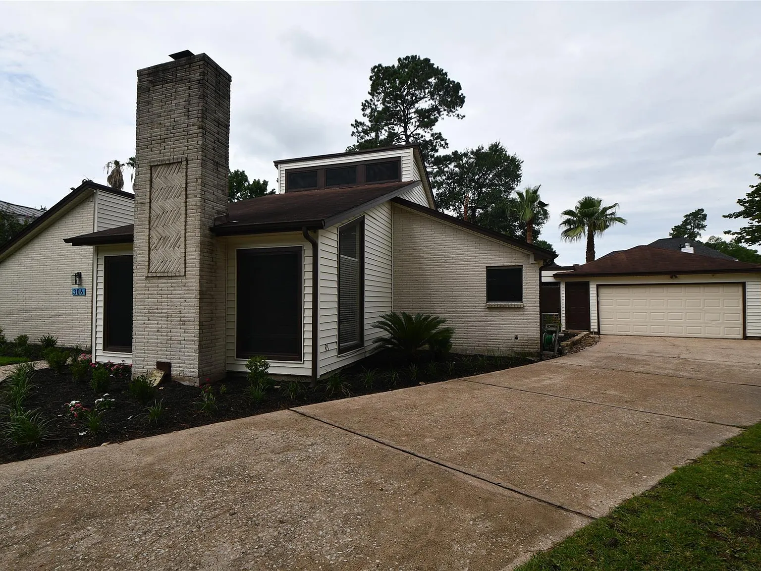 4 bed, 2.5 bath, 2460 sqft, $2,440 — Photo 3