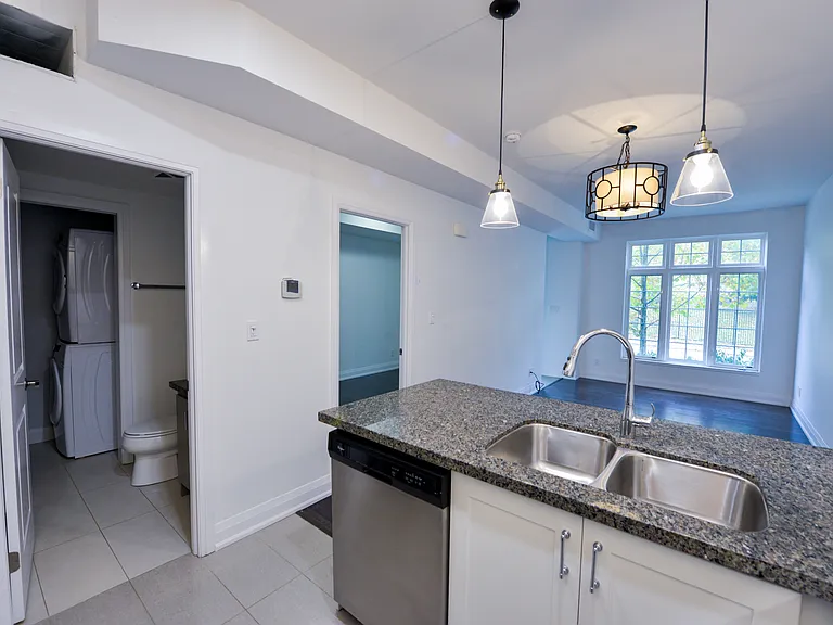 130 Raglan Ave — Photo 6