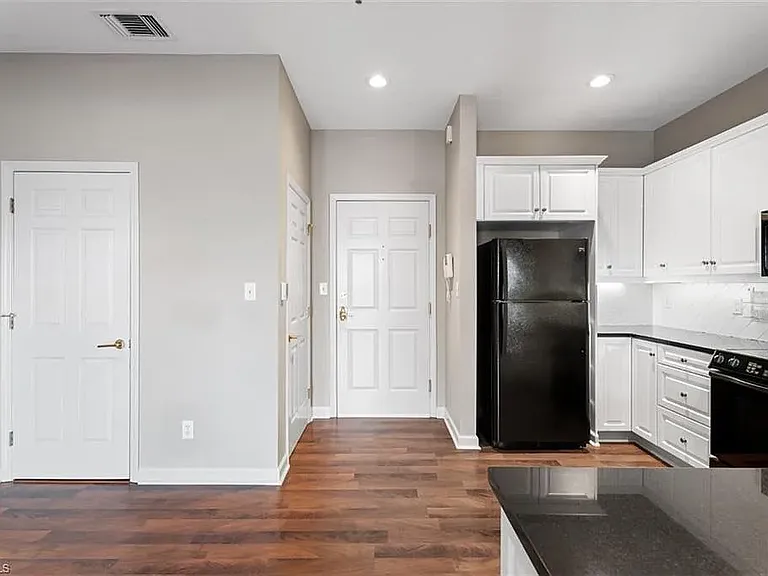 851 W 4th St #20 — Photo 2