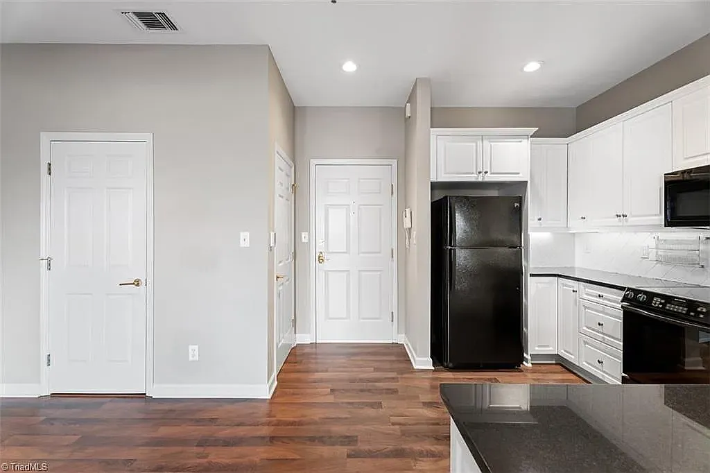 Building Photo - 851 W 4th St #20