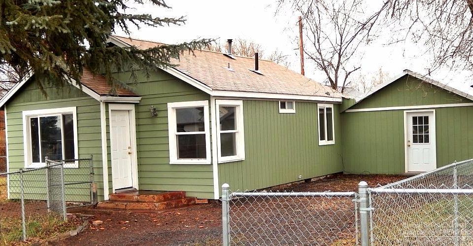 1st image of 834 NW Ewen St