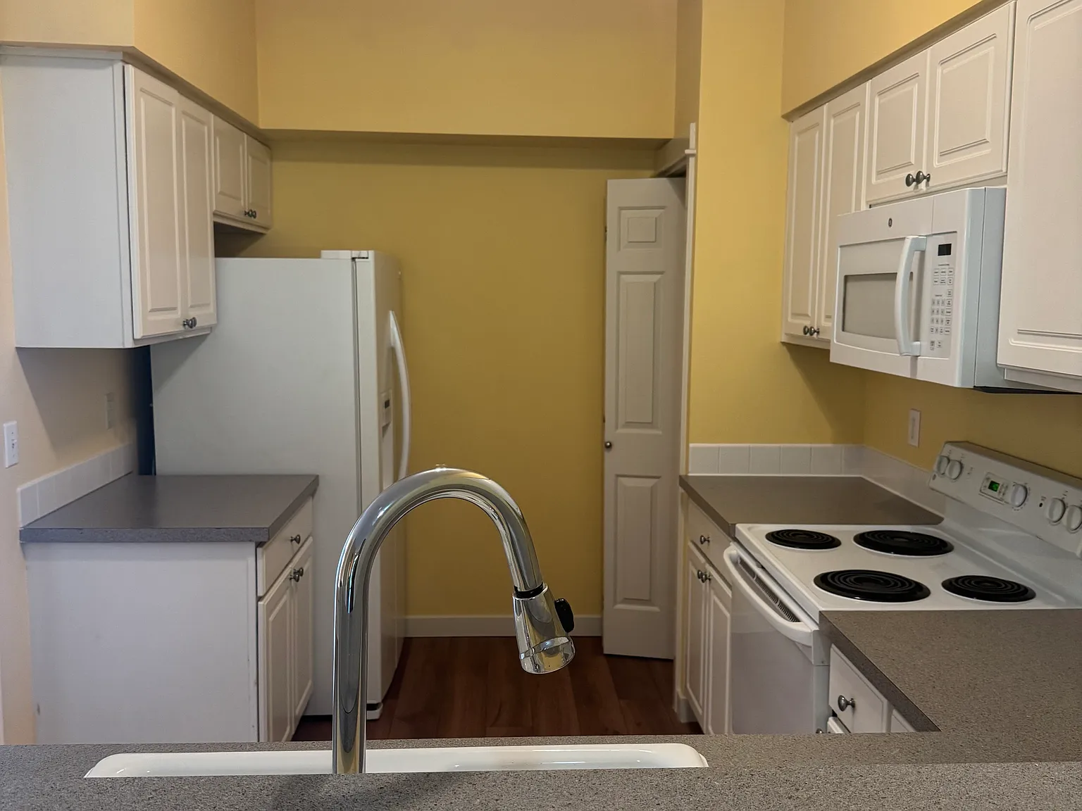 2 bed, 966 sqft, $2,300 — Photo 4