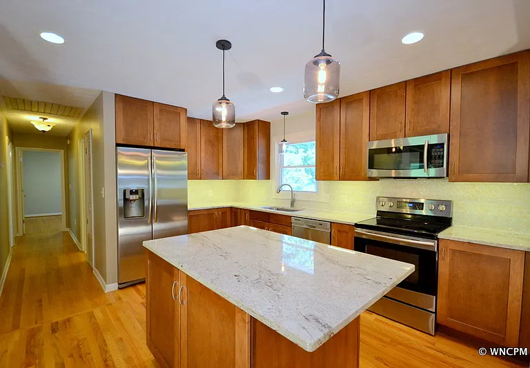 17 Laurel Park Dr — Photo 2