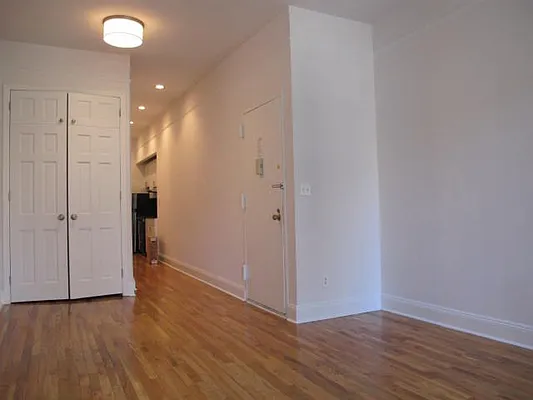 Rented by Metropolis Real Estate of Manhattan | media 9