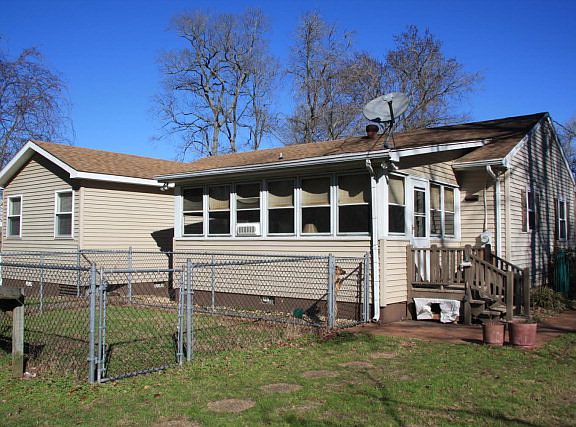 3rd image of 6432 Howard Dr