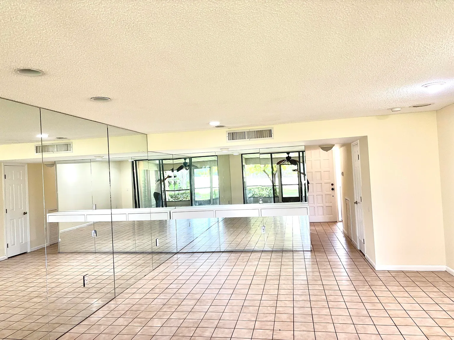 2 bed, 1.5 bath, 1502 sqft, $2,250 — Photo 2