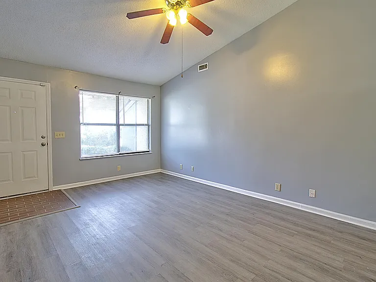 910 Brett Dr — Photo 4