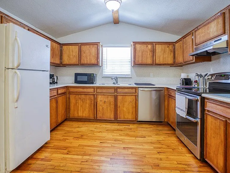 805 Ester Dr — Photo 4