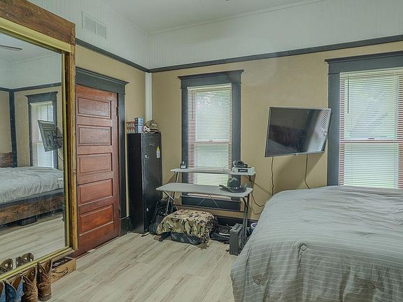 4th image of 203 E Sycamore St