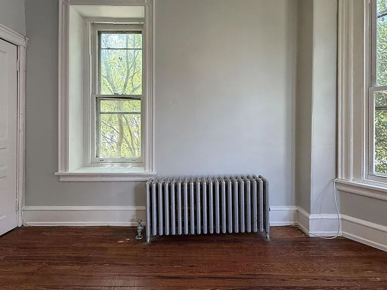 435 E Walnut Ln — Photo 7