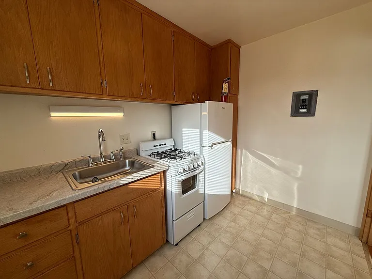 647 Cleveland Ave S — Photo 5