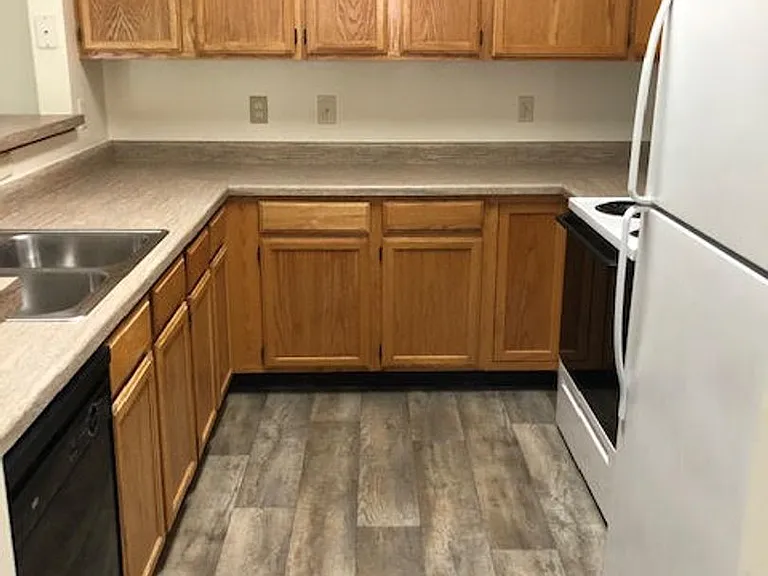 Hollow Creek IV Apartments — Photo 2