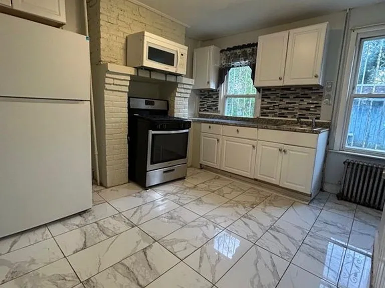 52 Kent St #1R — Photo 1