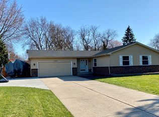 2136 Pinewood St, Jenison, MI 49428