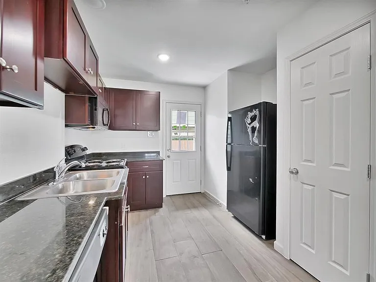 226 Woodbridge Ln — Photo 5
