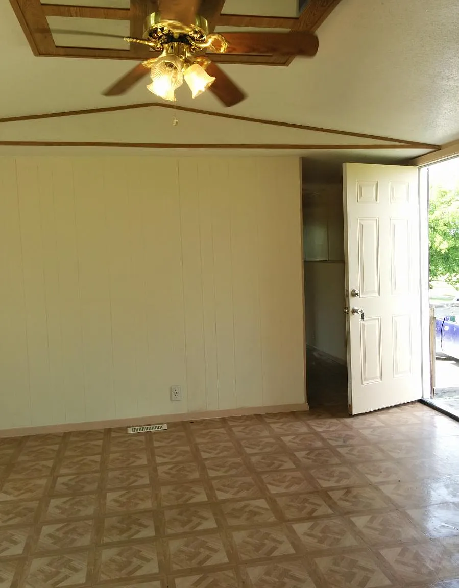 3 bed, 1216 sqft, $975 — Photo 1