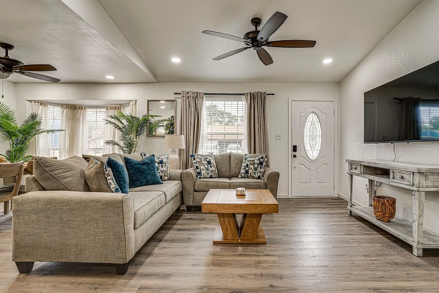 3 bed, 2.0 bath, 1227 sqft, $3,308 — Photo 2