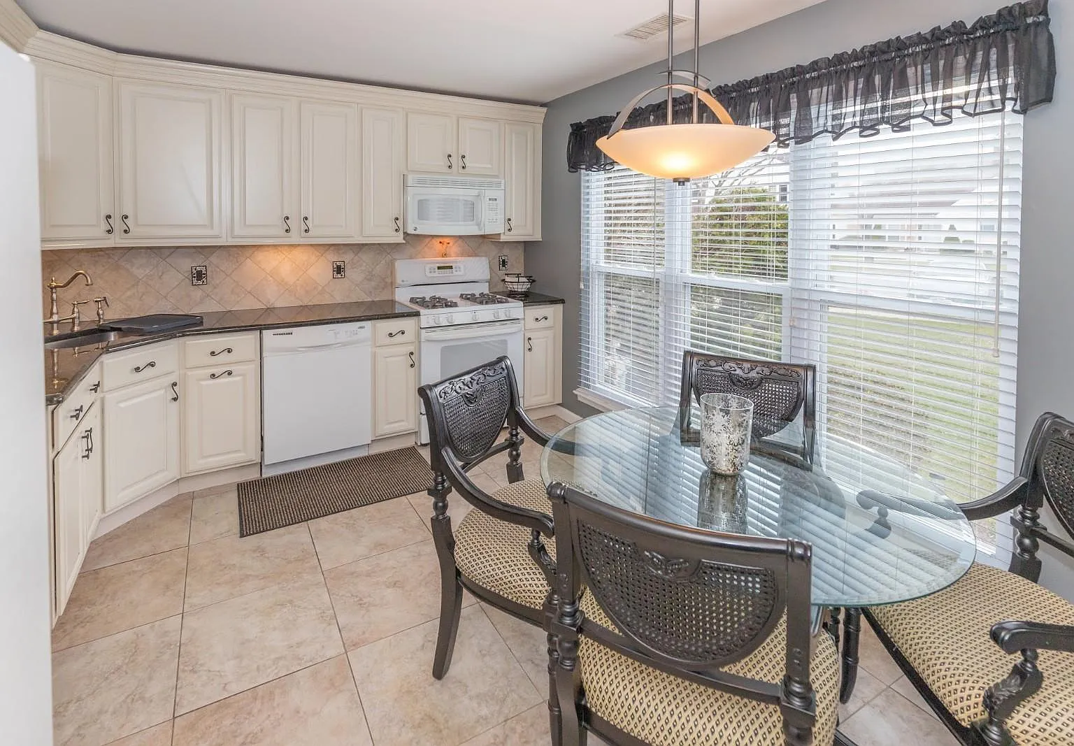 3 bed, 2.5 bath, 1600 sqft, $3,300 — Photo 4