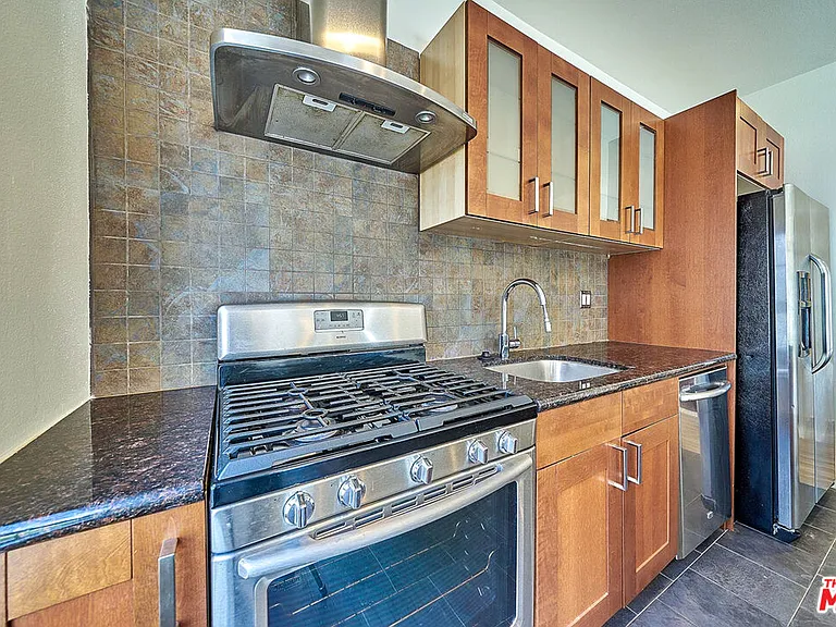 614 N Genesee Ave — Photo 26