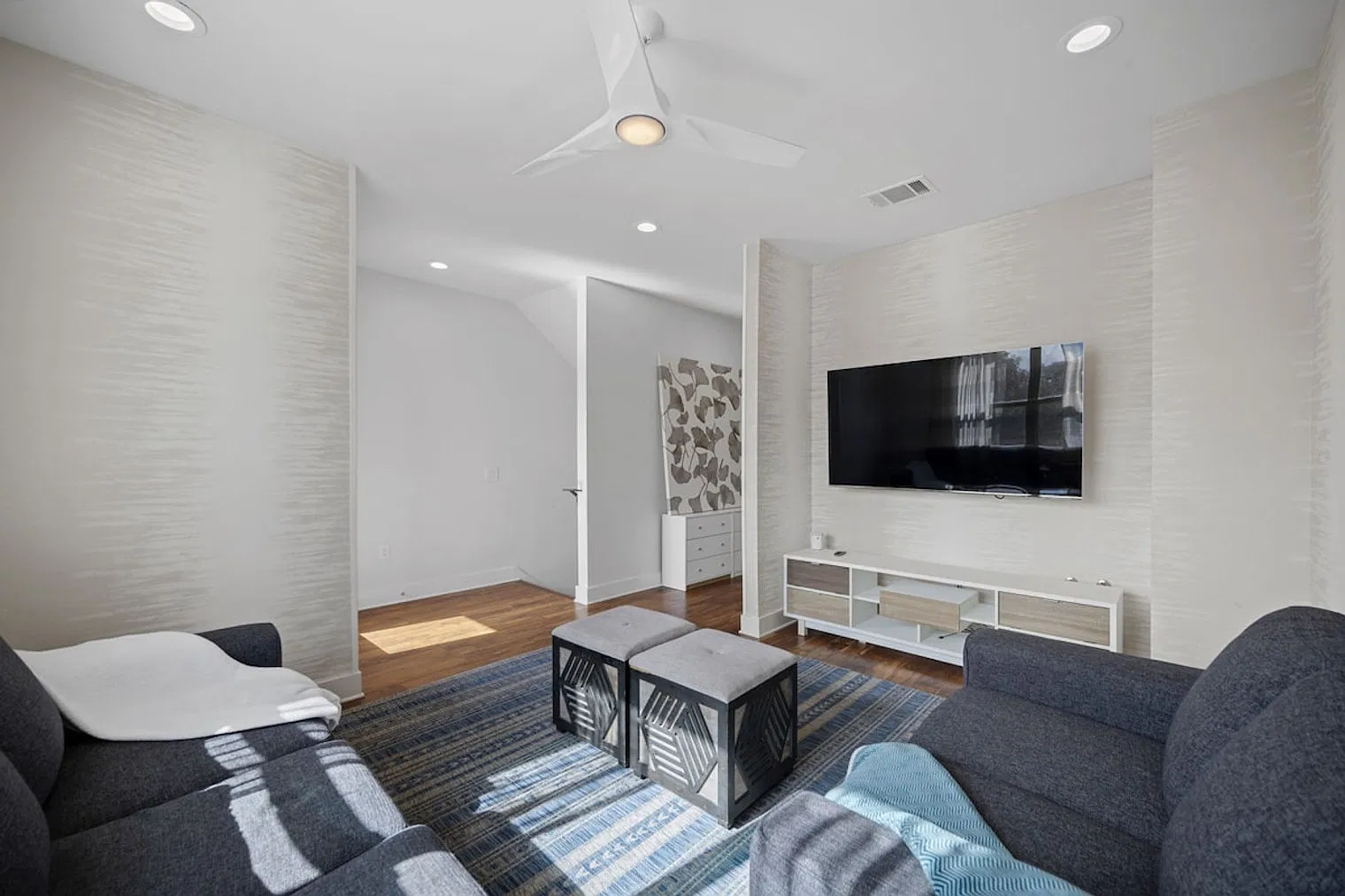4 bed, 3.0 bath, 2669 sqft, $9,515 — Photo 2