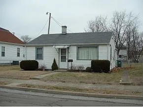 110 NW H St photo 1