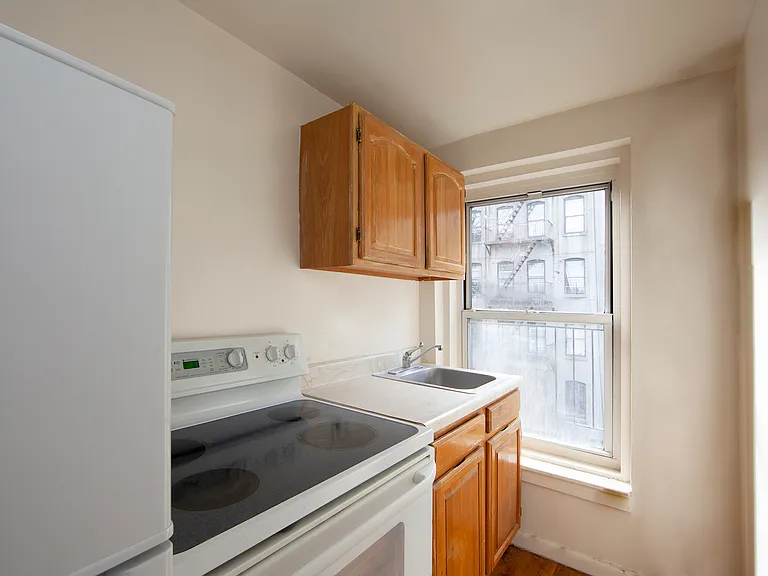 228 E 5th St #4 — Photo 4