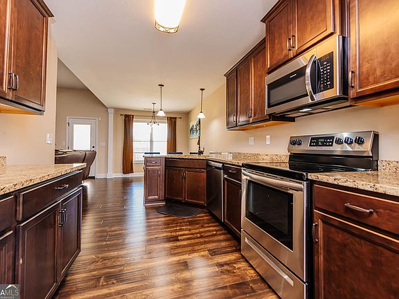 3rd image of 124 Hawks Ridge Trce