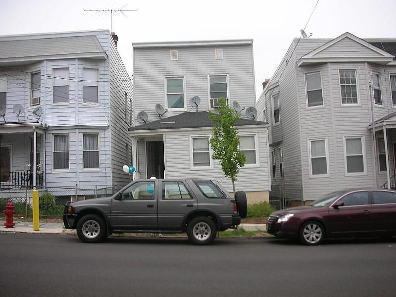 2nd image of 141 Tappan St