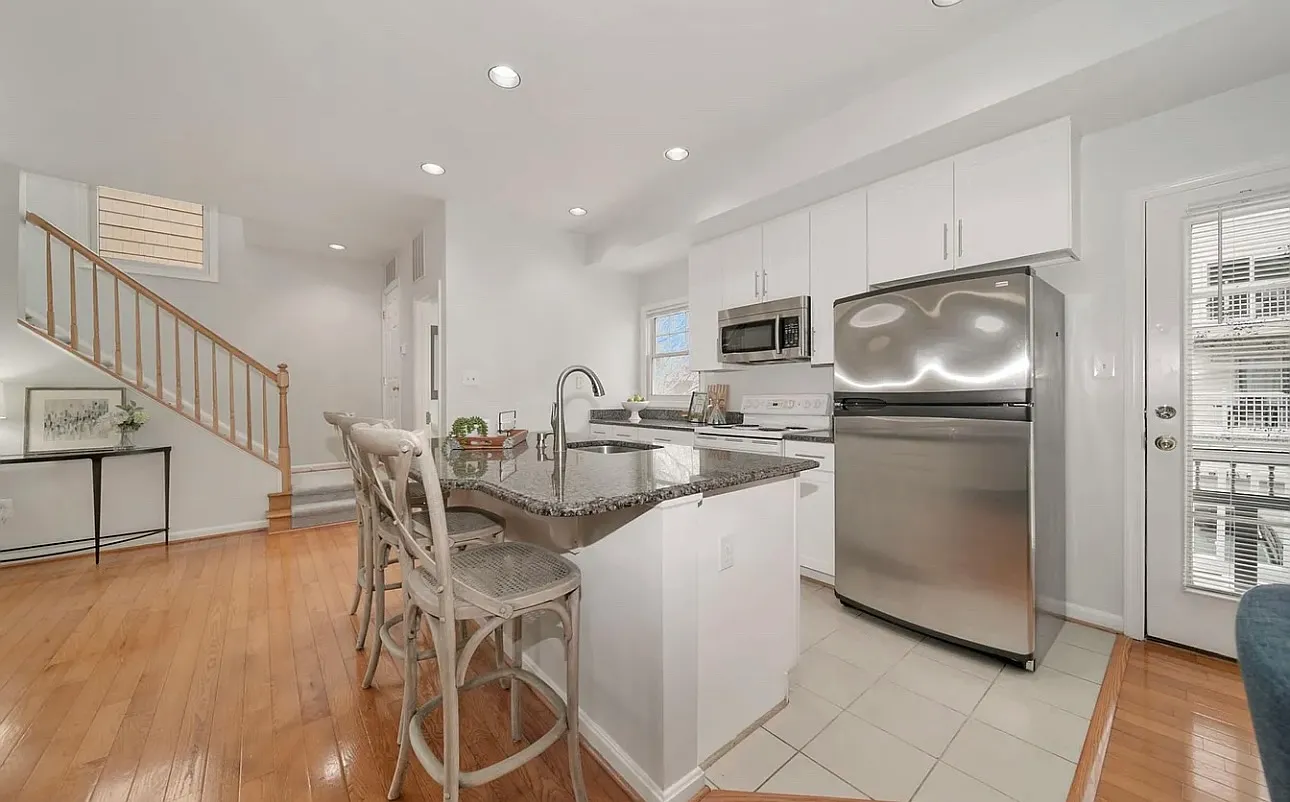 2 bed, 2.5 bath, 1812 sqft, $3,300 — Photo 3