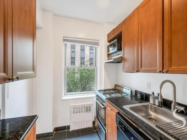 7 Lexington Avenue image 6 of 13