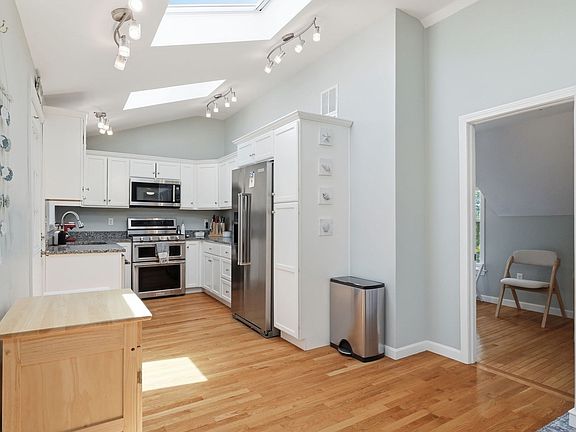 4th image of 16 Billows St #B