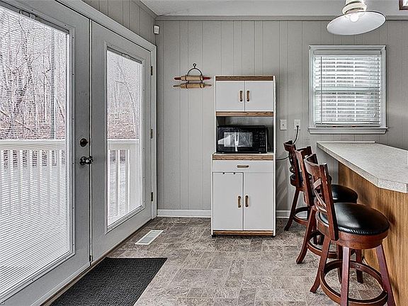 5th image of 404 Kennedy Farm Rd S