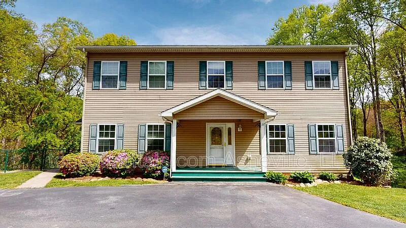 4 bed, 2.5 bath, 2464 sqft, $2,850 — Photo 1