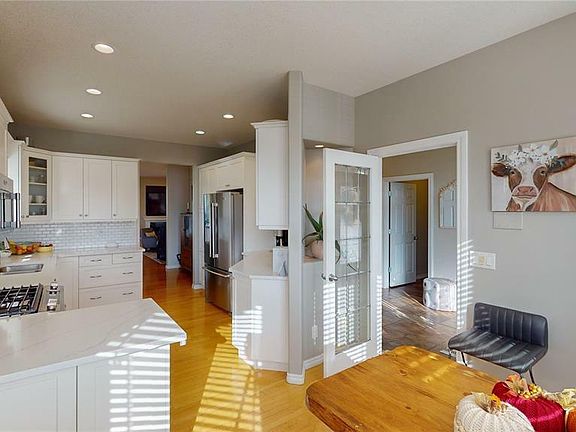 3rd image of 3360 Windsor Park Cres