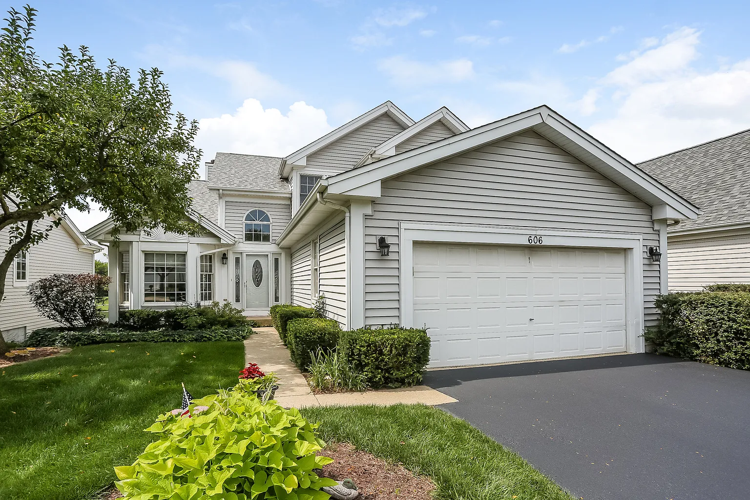 606 Golfers Ln photo 1