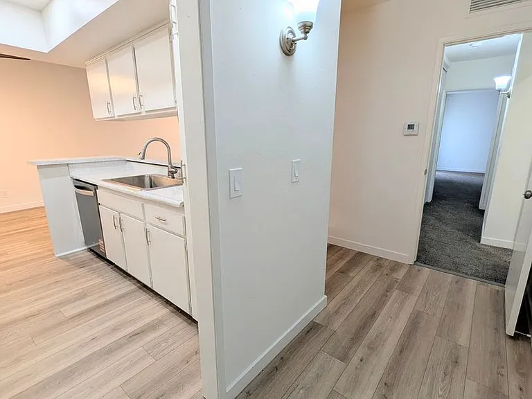 Chateau Lamont Apartments — Photo 8