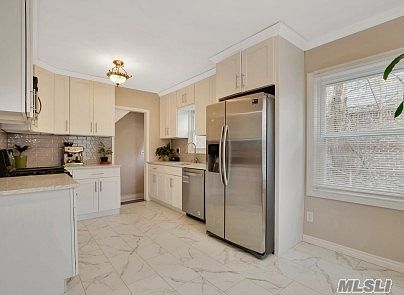 5th image of 215 Wilson St
