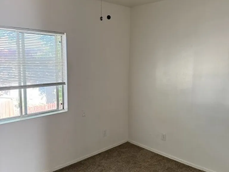 403 N School St — Photo 2