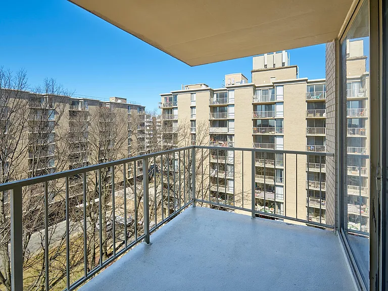 Waterside Towers — Photo 11