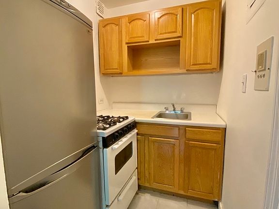 5th image of 233 E 60th St APT 3