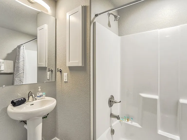 Full guest bathroom