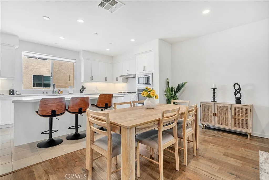 3 bed, 3.5 bath, 2260 sqft, $6,000 — Photo 2