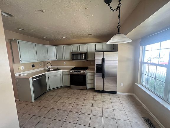 Eat-in kitchen