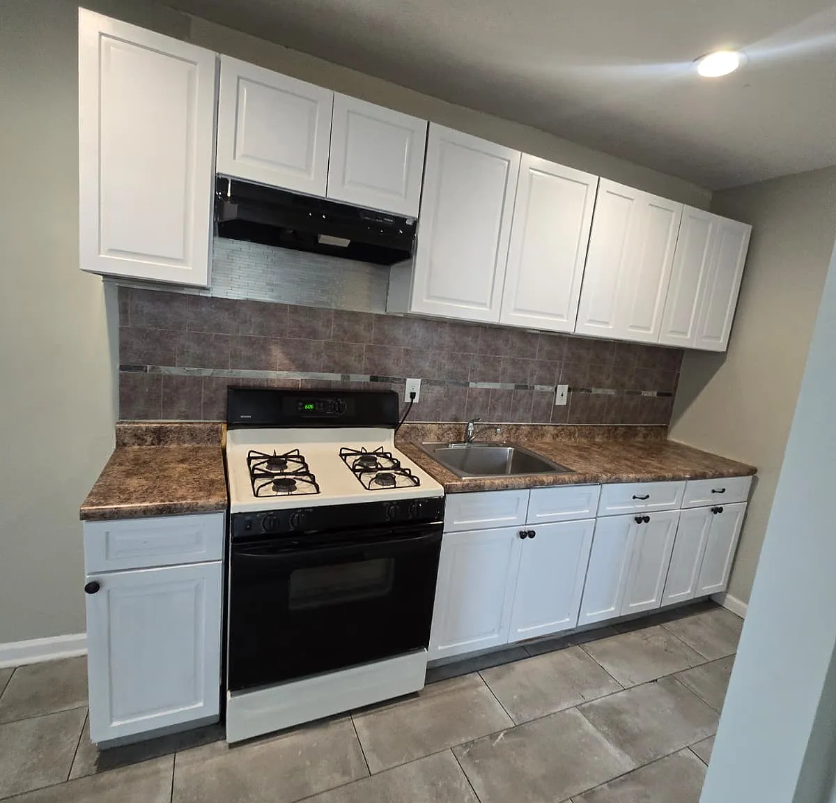 5 bed, $2,850 — Photo 1