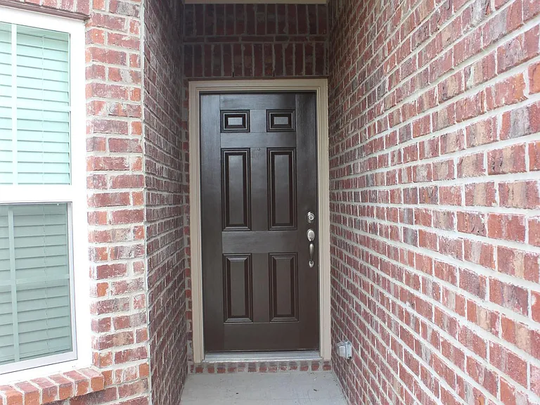 156 Aaron St — Photo 3