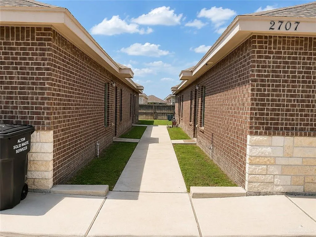3 bed, 2.0 bath, 1022 sqft, $1,100 — Photo 2