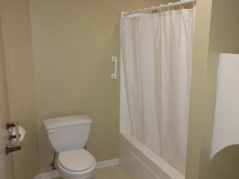 Bathroom 1 (full)