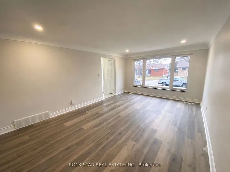 227 Fernwood Cres #MAIN — Photo 2