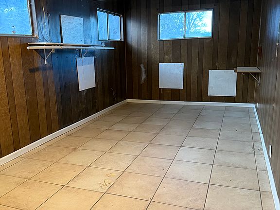 5th image of 402 Schmeltzer Ln