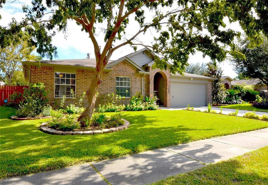 3 bed, 2.0 bath, 1414 sqft, $1,900 — Photo 1
